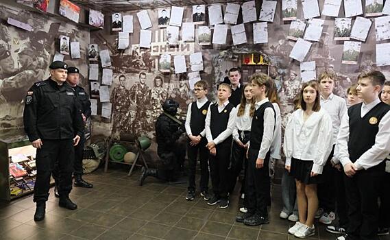 Курские школьники посетили музей Росгвардии «Вихрь мгновений»