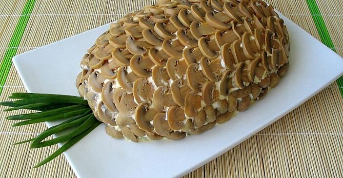Салат «Ананас»: я беру курицу, яйца, грибы, ананас и на столе вкуснейшее блюдо!