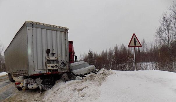 В Кировской области на трассе «Вятка» столкнулись два грузовика и легковушка