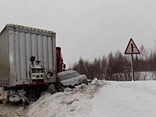 В Кировской области на трассе «Вятка» столкнулись два грузовика и легковушка