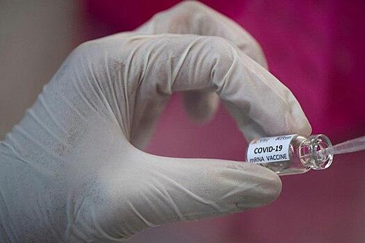 Американцы поверили в «чипирование» через прививки