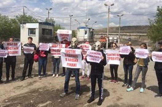 Экоактивисты провели пикет у входа на челябинскую свалку