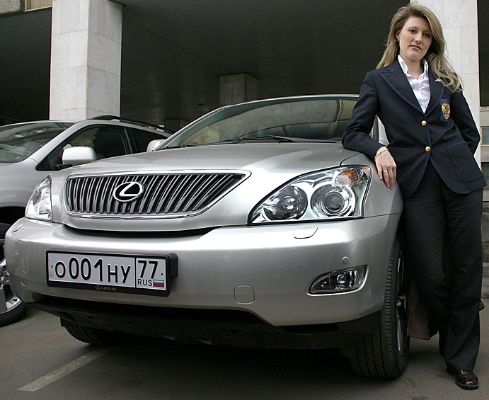 В 2006 году, после туринской Олимпиады, мужчинам достались Toyota Land Cruiser 100, девушкам — Lexus RX 300. На фото: Светлана Журова, олимпийская чемпионка в конькобежном спорте на ХХ зимних Олимпийских играх в Турине