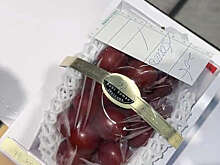 В Японии гроздь красного винограда продали на аукционе за рекордные 1,4 миллиона йен