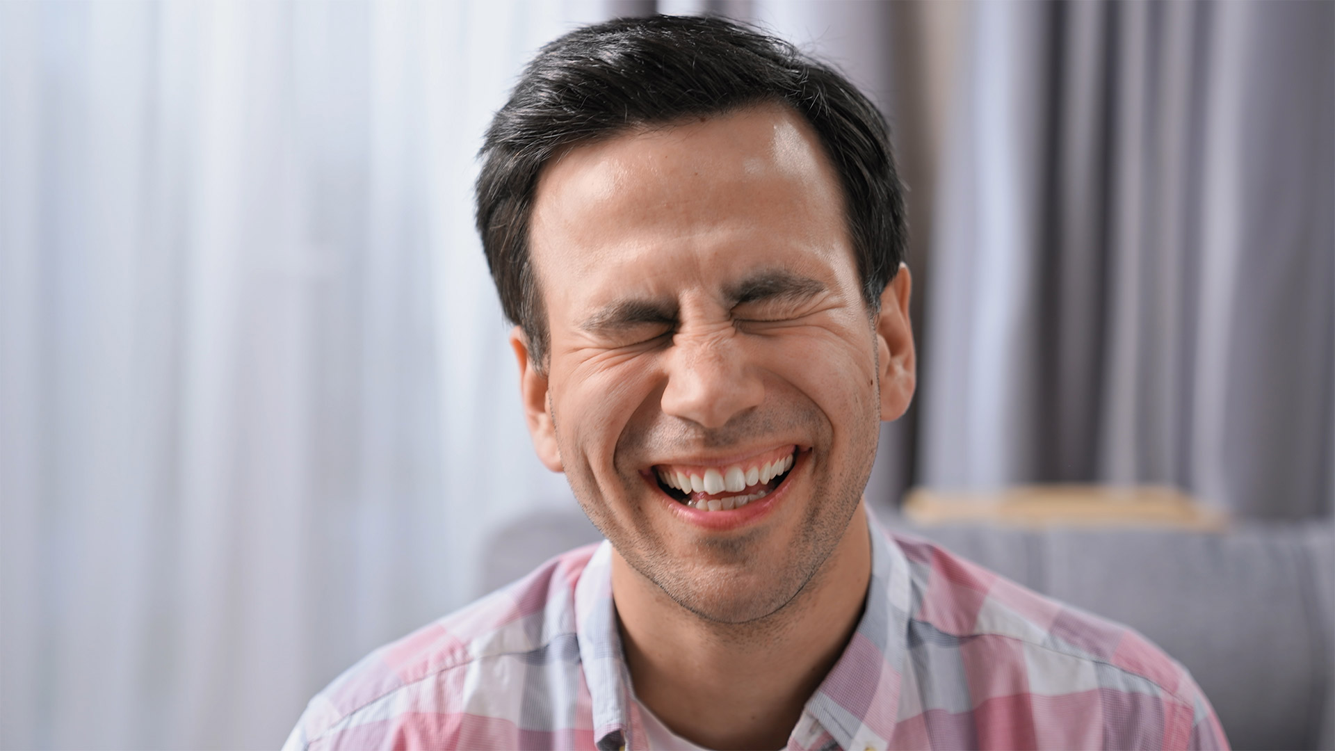 Почему сильный смех смертельно опасен: ответили по науке