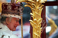 Корона Карла III чуть не упала во время коронации