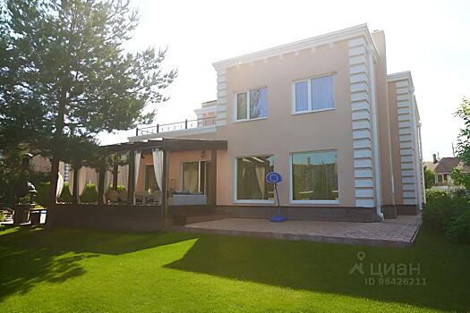 За 45 млн рублей продают коттедж в дворцовом стиле под Новосибирском