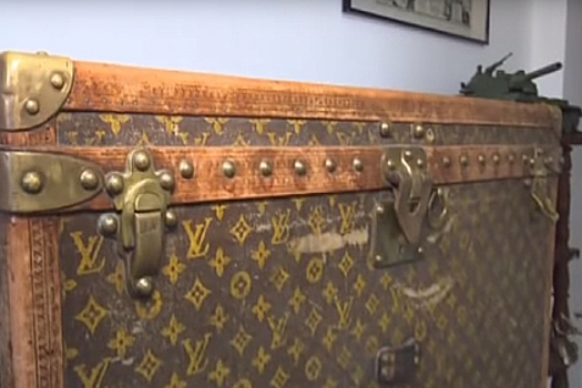 Украинские пенсионеры хранили кукурузу в 140-летнем сундуке Louis Vuitton