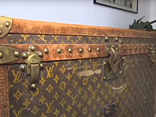 Украинские пенсионеры хранили кукурузу в 140-летнем сундуке Louis Vuitton