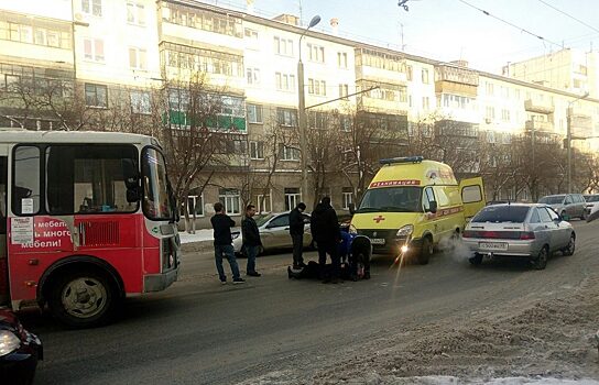 В Кургане под колесами автобуса едва погибла пенсионерка