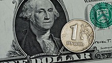 Экономист объяснил укрепление рубля к доллару