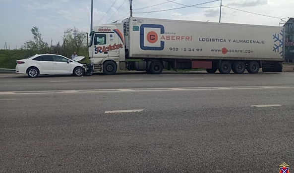 На трассе в Волгоградской области Toyota врезалась в стоящую фуру