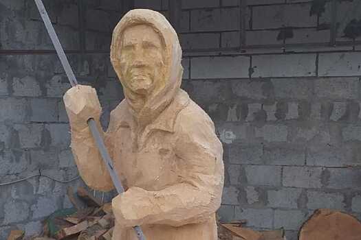 Украинскую бабушку с красным флагом увековечит воронежский скульптор