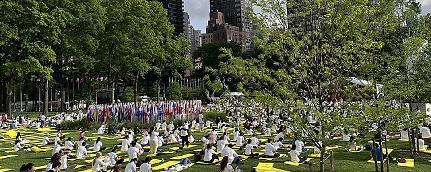 Премьер-министр Индии Моди провел занятие по йоге на лужайке у штаб-квартиры ООН — Видео