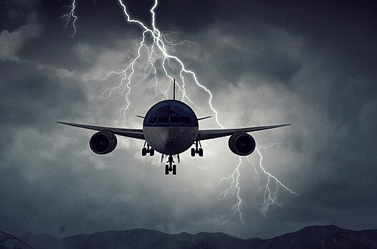 Что будет, если в самолет попадет молния