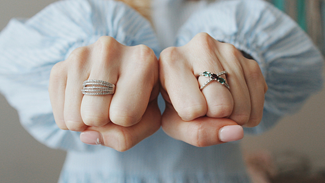 Кольца: на каких пальцах носить, чтобы привлечь успех и благосклонность планет