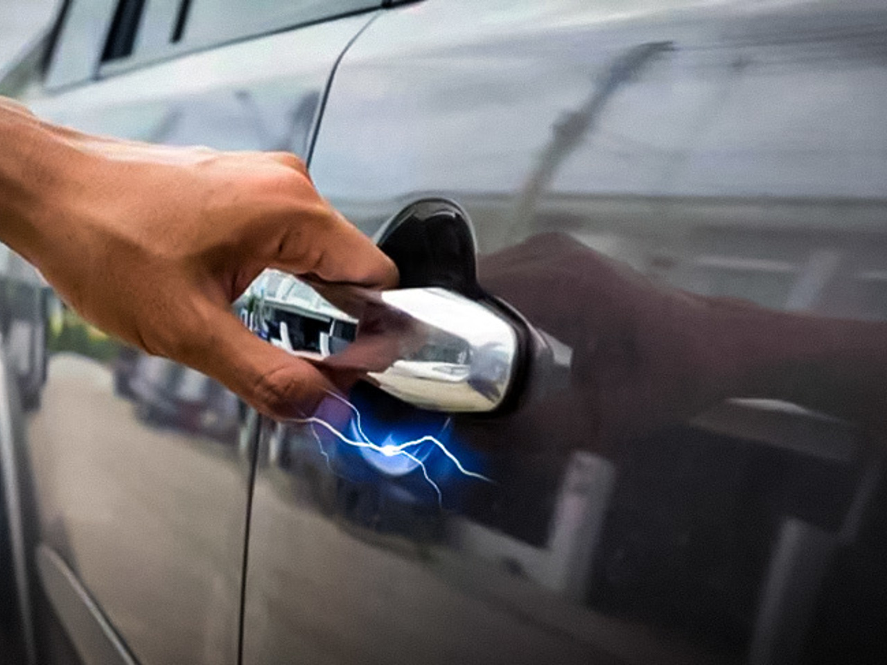 Статическое электричество и авто. Двери бьют током. Двери бьют током. Машина бьет током. Машина бьется током при выходе.