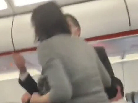 Пассажир самолёта кашлял на рейсе, выкрикивая «Вы все умрете»