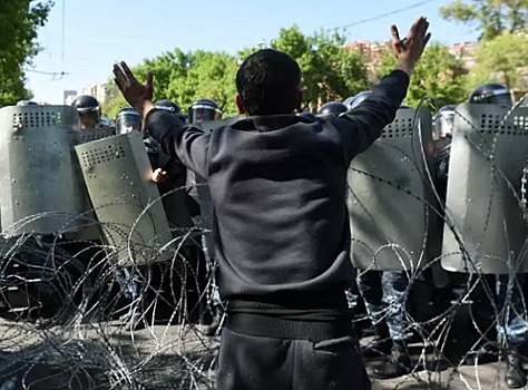 Протесты в Армении разогнала полиция в китайской форме