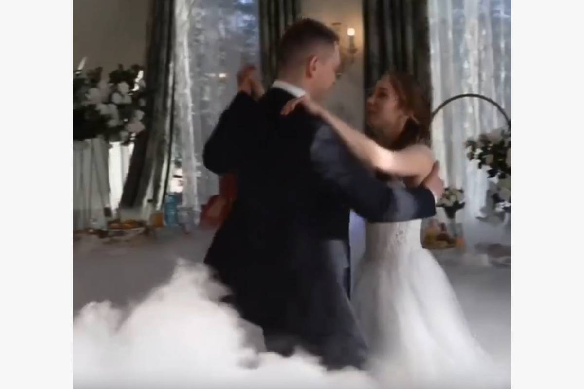 Брекоткин из «Уральских пельменей» расплакался на свадьбе дочери