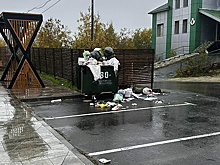 В Салехарде заблокированные рабочими мусорные баки вышли из берегов