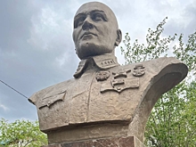 ​#ЗабВО90: Школьники высадили саженцы в Чите возле памятника маршалу Победы Ивану Коневу