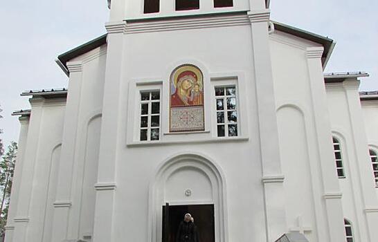 В свердловский монастырь после обыска приехали министр и митрополит