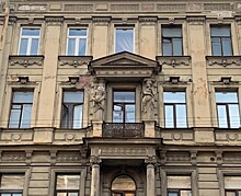 С фасада доходного дома Струбинского, в котором жил Осип Мандельштам, сбили голову статуи