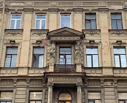С фасада доходного дома Струбинского, в котором жил Осип Мандельштам, сбили голову статуи