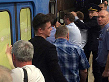 Пассажирам новосибирского метро пришлось толкать сломавшийся поезд