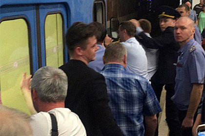 Пассажирам новосибирского метро пришлось толкать сломавшийся поезд
