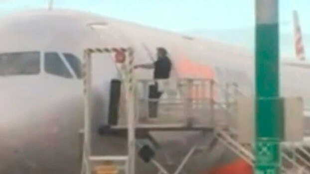 В Мельбурне опоздавший пассажир попытался взять самолет "штурмом"