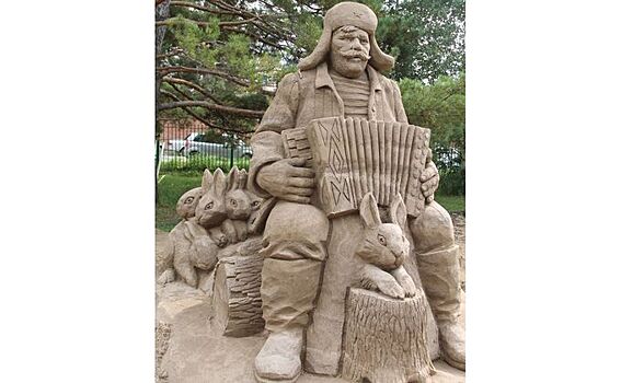 Огромная песчаная фигура деда Мазая поразила бердчан