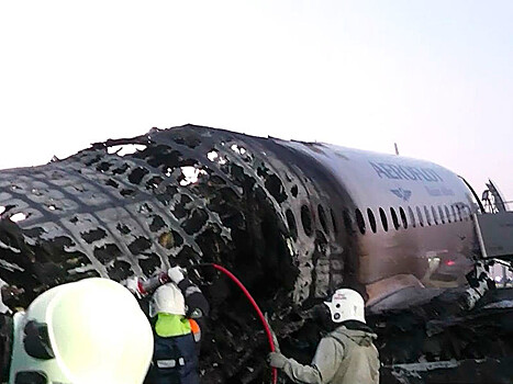 "Коммерсант": удар молнии повлиял на ситуацию на борту самолета, сгоревшего в Шереметьево, но в катастрофе по-прежнему виноваты пилоты