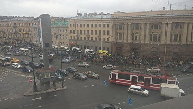 Людей эвакуируют со станции метро Петербурга, где произошел взрыв