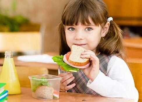 Учеников со своей едой больше официально не допустят в школьные столовые