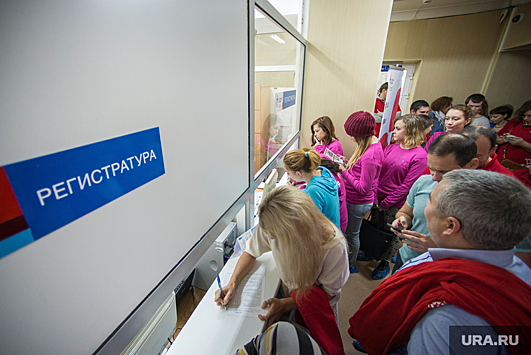 В больницах Екатеринбурга образовались очереди из-за роста COVID