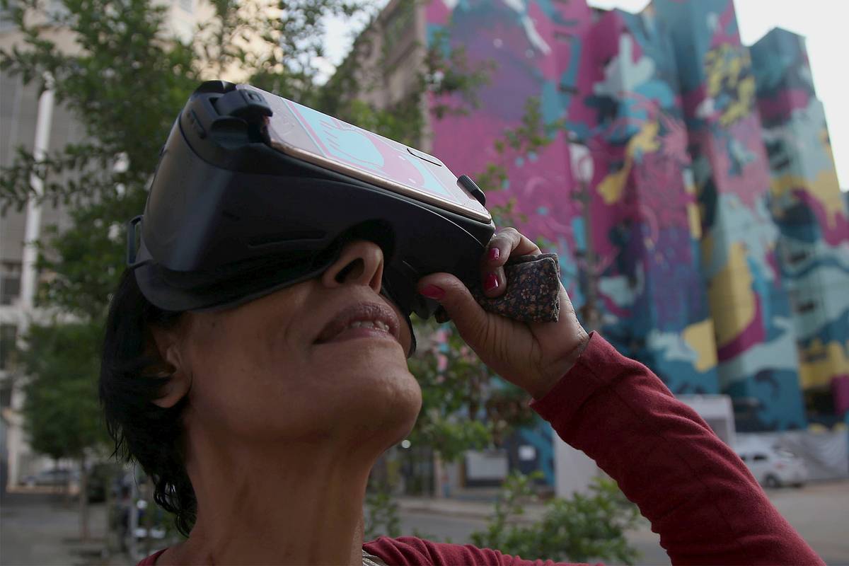 Microsoft выпустит очки дополненной реальности