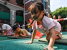 Веселый урок физкультуры у первоклашек из Ханчжоу