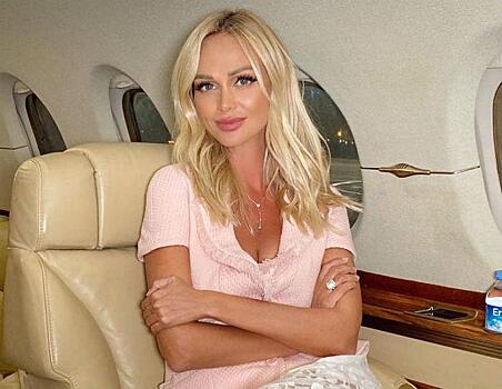 Виктория Лопырева в силуэтном мини-платье и белоснежном жакете прилетела с сыном в Дубай