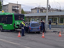 В Екатеринбурге LADA врезалась в стоящий на светофоре автобус, водитель погиб