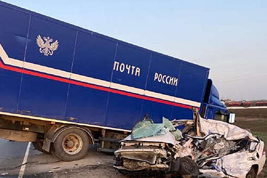 62-летний водитель легкового автомобиля погиб при столкновении с грузовиком "Почты России"