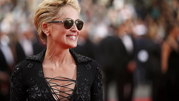 Актриса Шэрон Стоун примерила на себе смелый наряд от Dolce & Gabbana