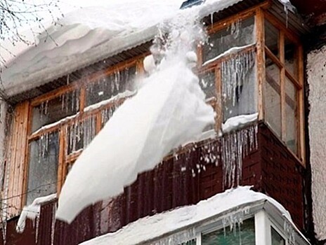 В поселке под Иркутском под тяжестью снега обрушилась крыша дома