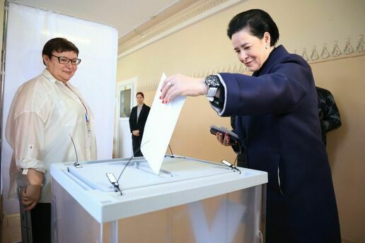 «Сейчас для нашей страны нет более важного события»: Дятлова проголосовала на выборах президента РФ
