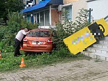 Пожилой водитель легковушки врезался в дом в Ижевске