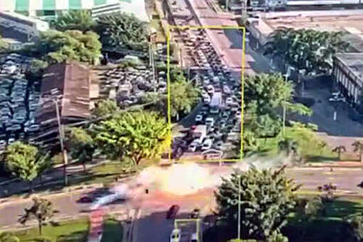 В Бразилии на видео попало, как самолет упал на трассу с автомобилями