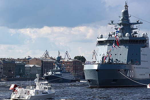 На головном патрульном корабле "Иван Папанин" подняли флаг ВМФ