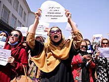 Боевики "Талибана" избили активистку и распылили газ во время женского протеста