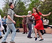Парки Москвы приглашают горожан на бесплатные уроки танцев